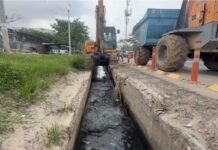 Previniendo inundaciones, alcaldía de Soledad limpia canales en la calle 30