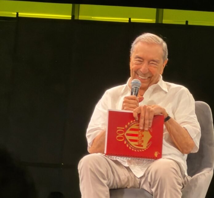 Fuad Char con un libro sobre los 100 años del Junior de Barranquilla